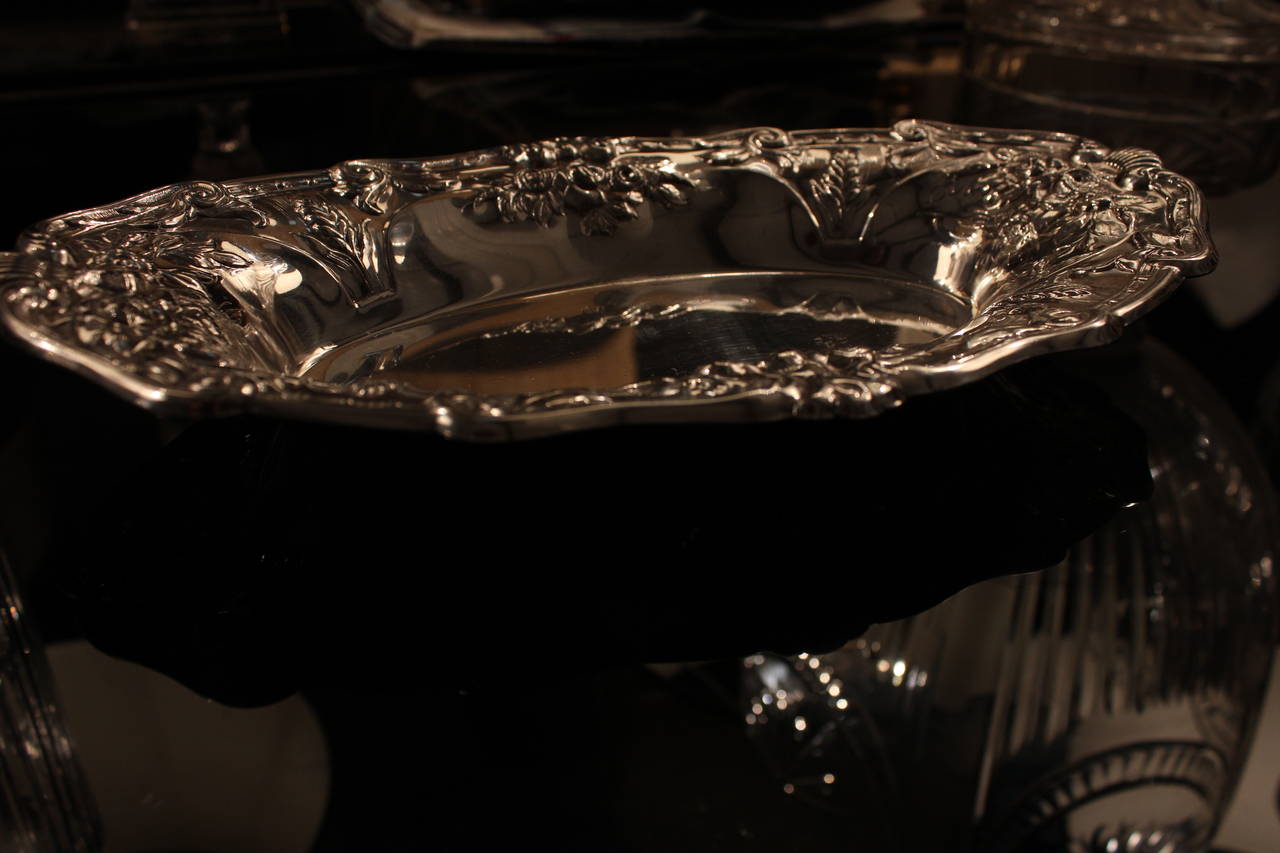 Beautifully detailed and engraved with a floral and foliage motif. This oblong oval-shaped vessel is from the Federal Silver Company, circa 1900. Silver plated.