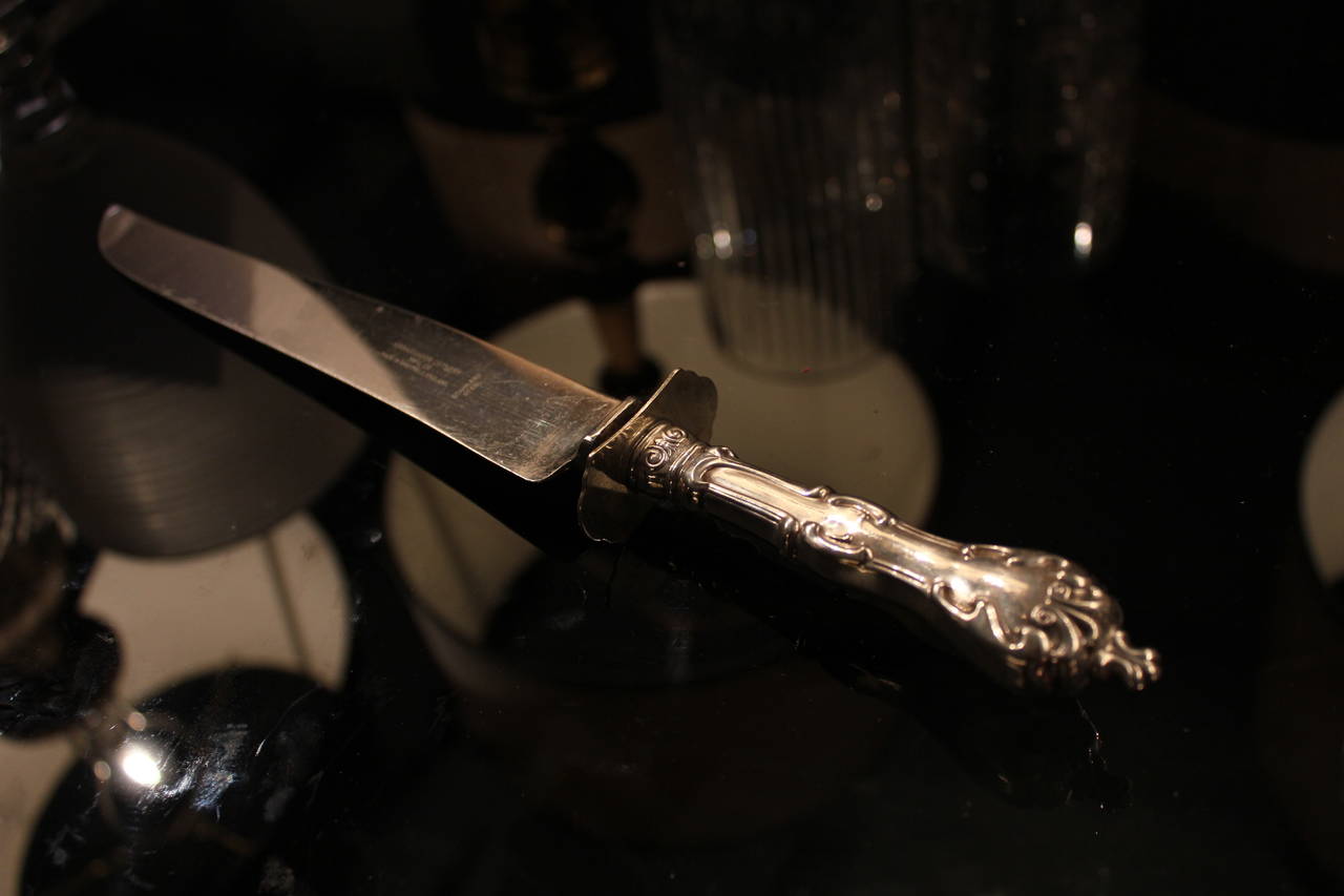 Handsome and decorative silver plate cake knife from Ambassador Cutlery England, circa 1920s Sheffield, England. Stainless steel.