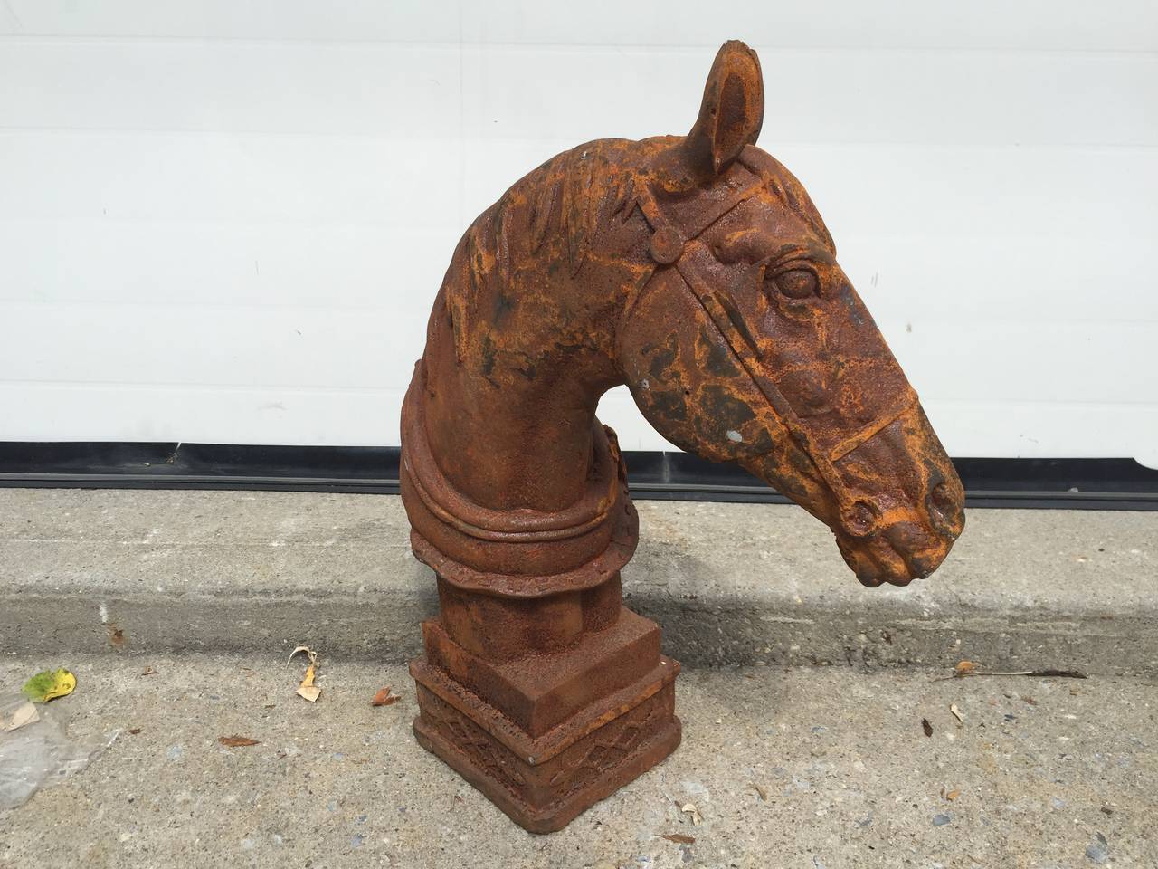 1980s Realism Cast Iron Sculpture of a Horse's Head and Nape (Gegossen) im Angebot