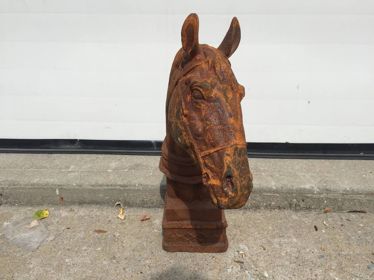 English 1980s Realism Cast Iron Sculpture of a Horse's Head and Nape For Sale