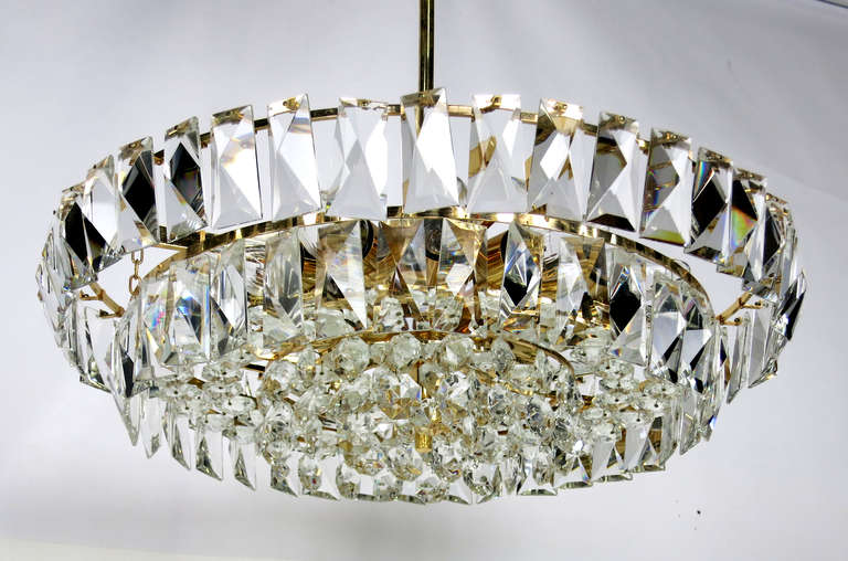 Moderno Abbagliante lampadario austriaco di metà secolo in ottone dorato e cristallo in vendita