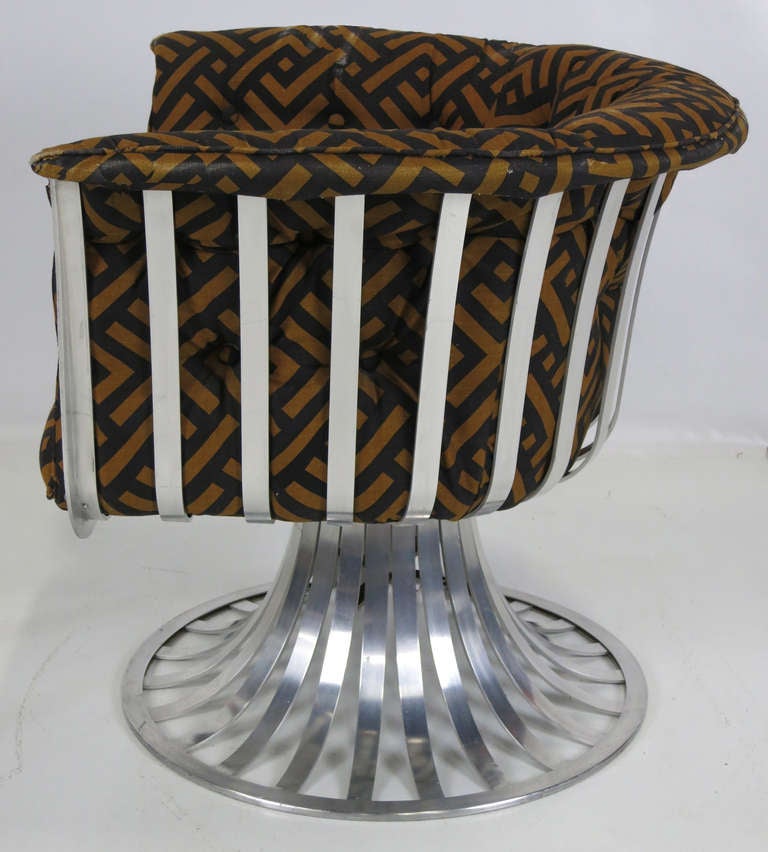 Mid-Century Modern Woodard Aluminum Swivel Lounge Chair For Sale