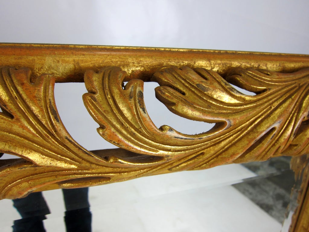 Spektakuläre geschnitzt Rahmen Italienisch Spiegel. Der Rahmen hat eine schöne durchbrochene vergoldete Schnitzerei um einen Spiegel mit abgeschrägter Kante.