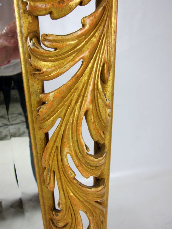 Grand miroir italien en bois doré à feuillage percé et percé Excellent état - En vente à Danville, CA