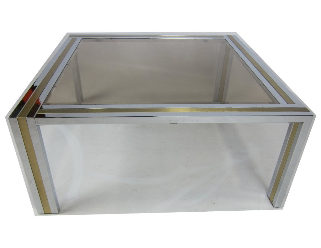 Table de cocktail finement travaillée en chrome et laiton brossé avec plateau en verre fumé et biseauté.  Veuillez consulter notre inventaire complet sur www.antiquesdumonde.1stdibs.com