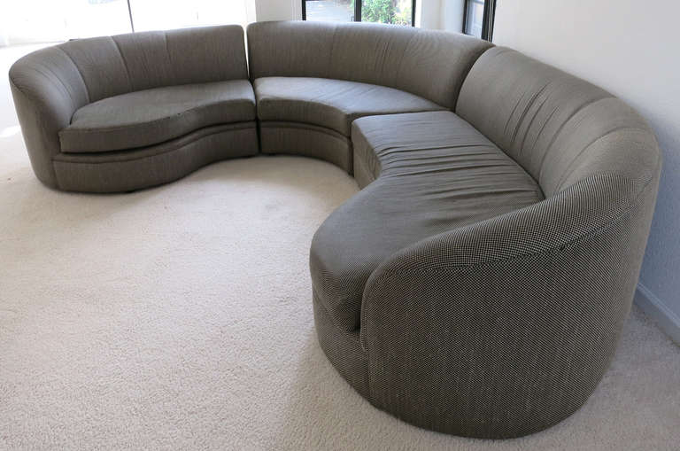 WAREHOUSE MOVING SALE-Elegant Curved Sectional Sofa by Milo Baughman In Good Condition In Danville, CA