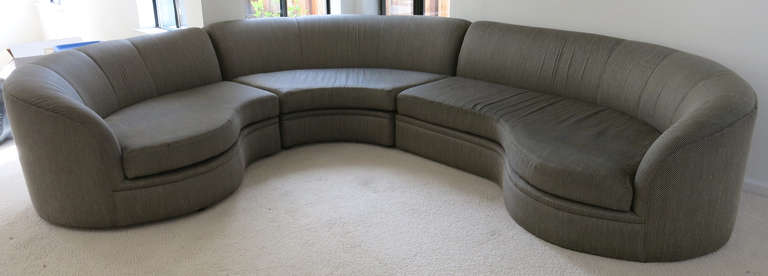Fantastic 1980s era three-piece designer sectional sofa raised on recessed legs by Milo Baughman. 