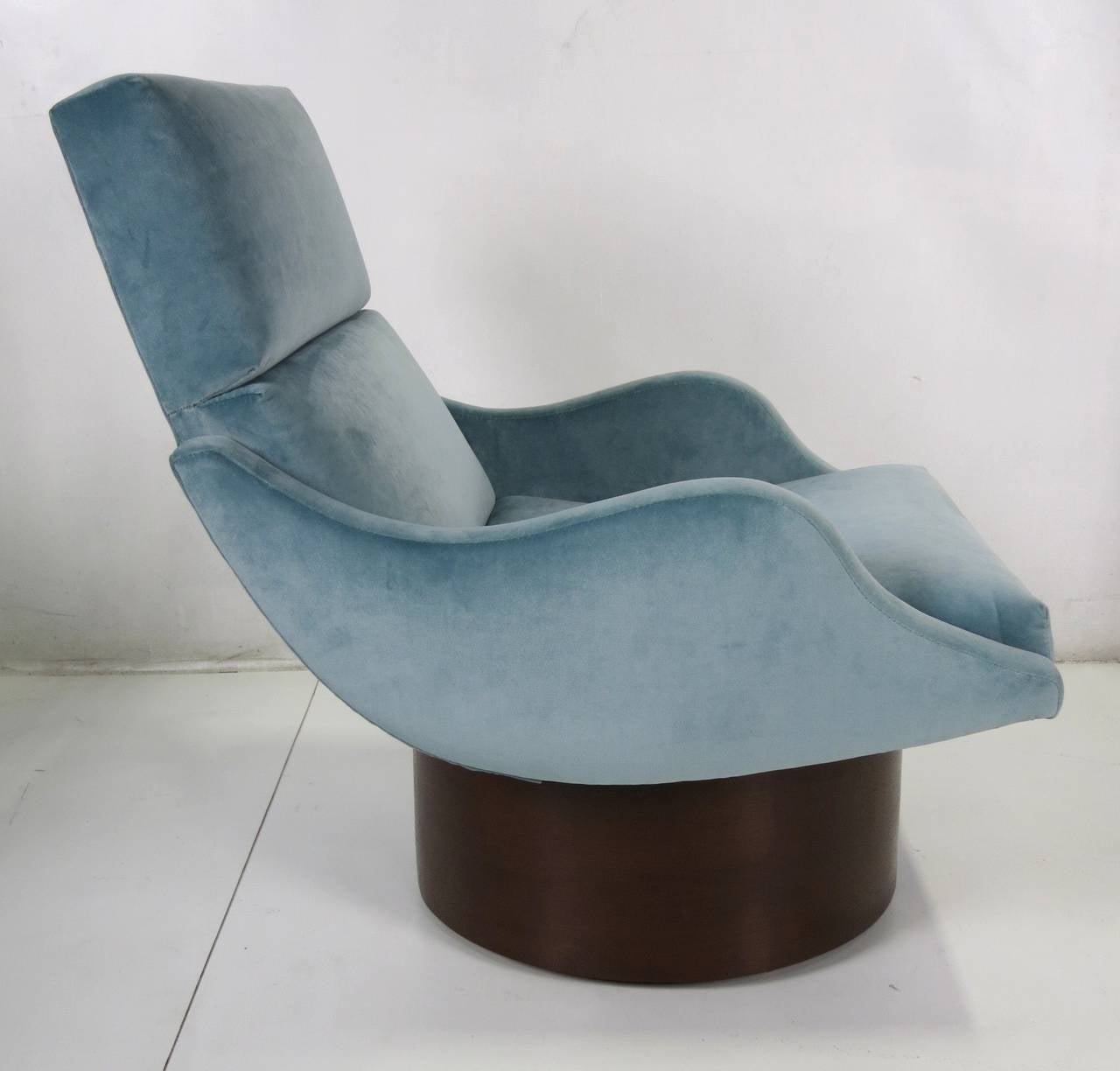 Late 20th Century Pair of Swivel Lounge Chairs