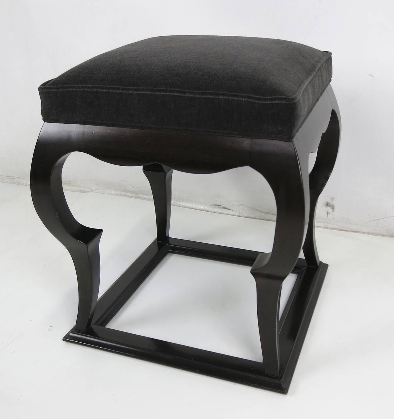 Tabouret mauresque fraîchement restauré avec siège en mohair gris anthracite.