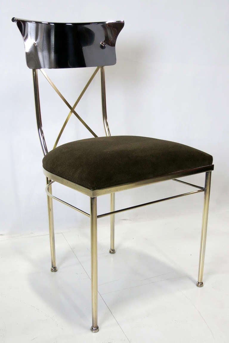 Bellissimo set di quattro sedie da pranzo in acciaio nichelato con stecche a X in ottone lucido e schienali in acciaio lucido.  I sedili sono stati appena rivestiti in Mohair marrone scuro.  Materiali e lavorazione di alta qualità, design