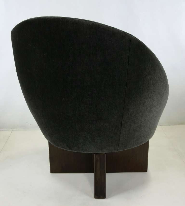 Mid-20th Century Pair of Swivel Egg Chairs on Cruciform Bases