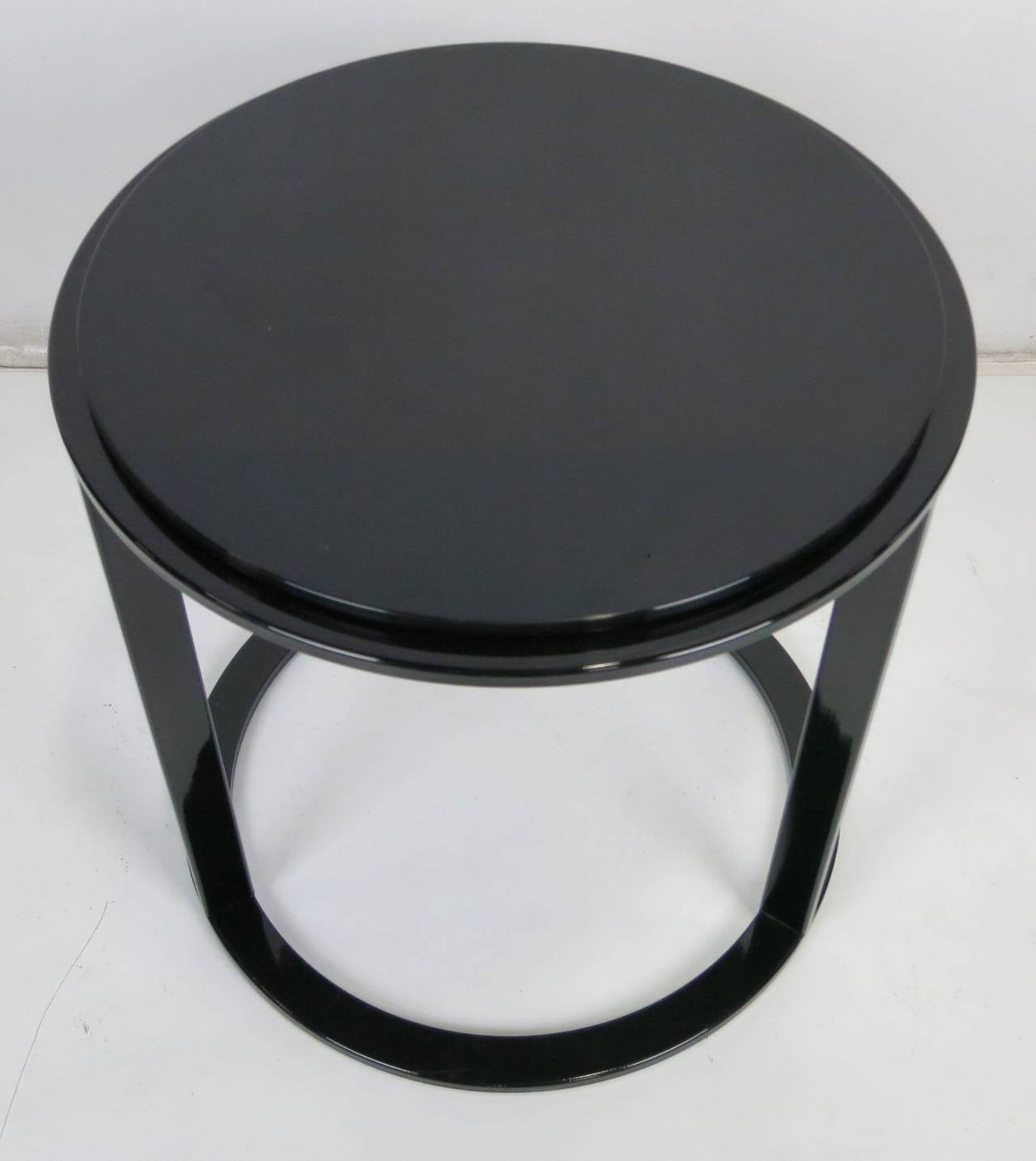 Pair of black lacquered Minimalist modern side tables with black glass tops by Minotti.