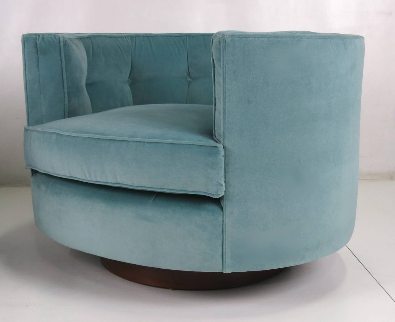 American Pair of Oval Swivel Lounge Chairs by Milo Baughman