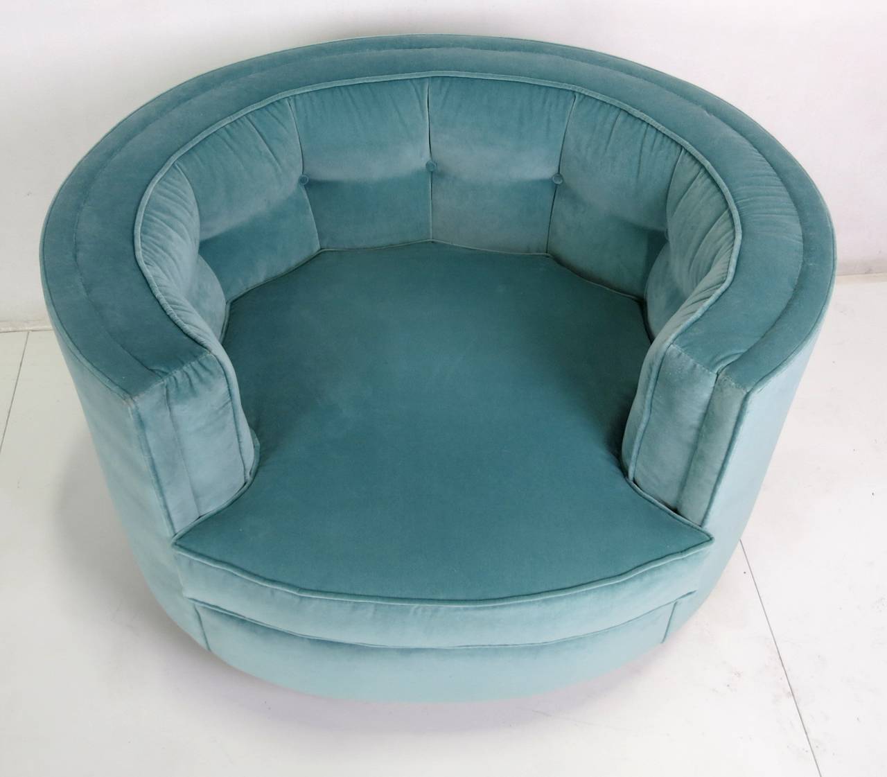 Pair of Oval Swivel Lounge Chairs by Milo Baughman In Excellent Condition In Danville, CA