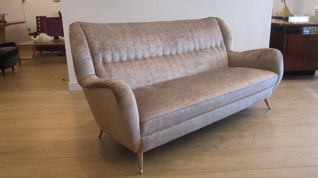 Elegant 1950s Italian design sofa or settee, newly upholstered with velvet. Brass legs.