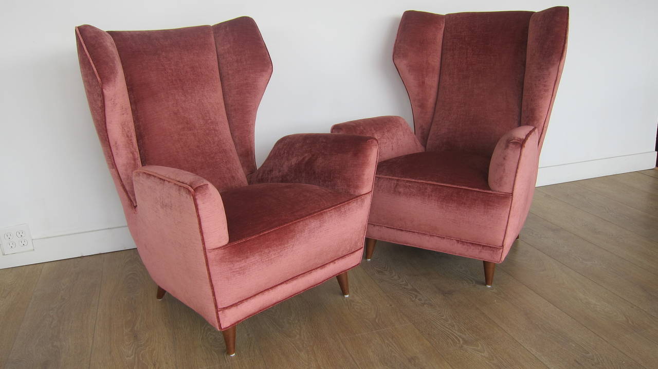 Amazing pair of Italian 1950s lounge chairs.
Newly upholstered with Mauve Kravet velvet, conical stained walnut legs.