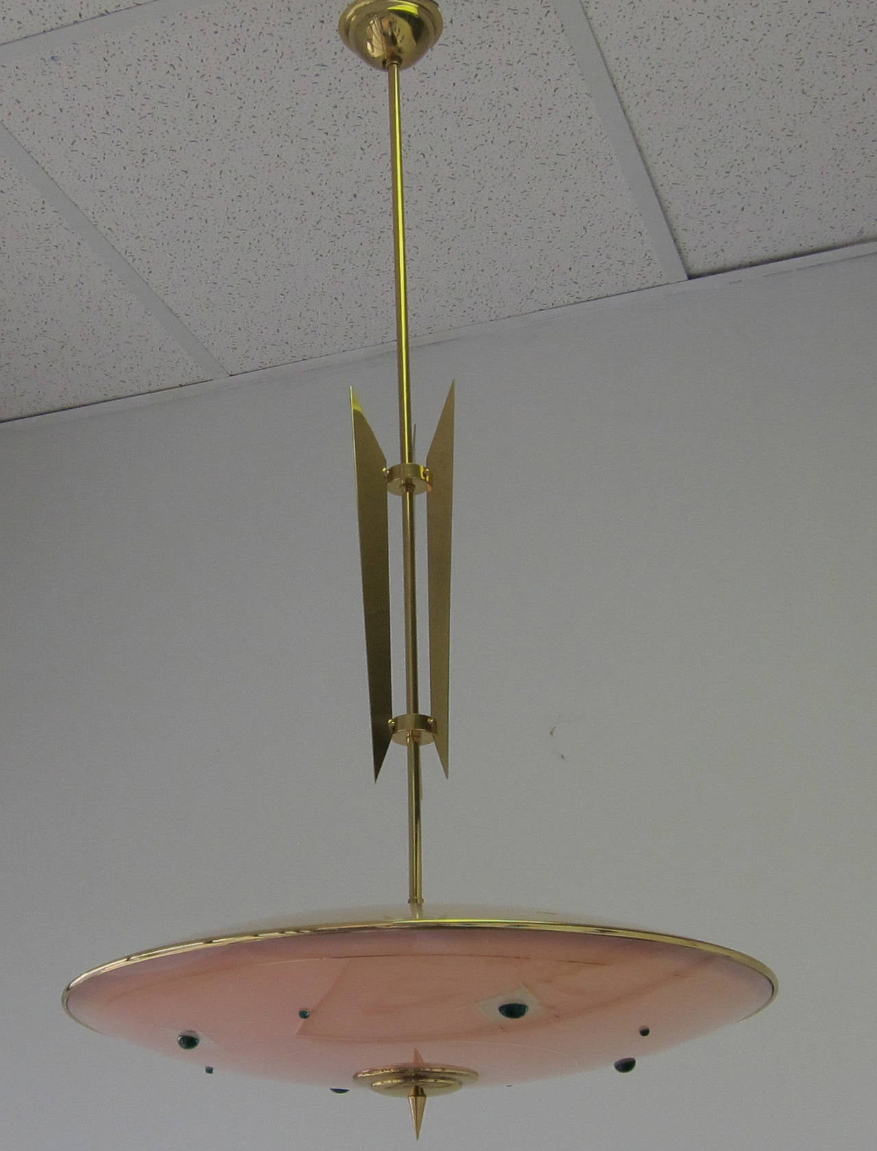 refined pendant lamp, Italy, circa 1950s. Diffuser in pink curved glass decorated with emerald green cabochon and brass accents. Newly restored and wired to perfection. A gem!