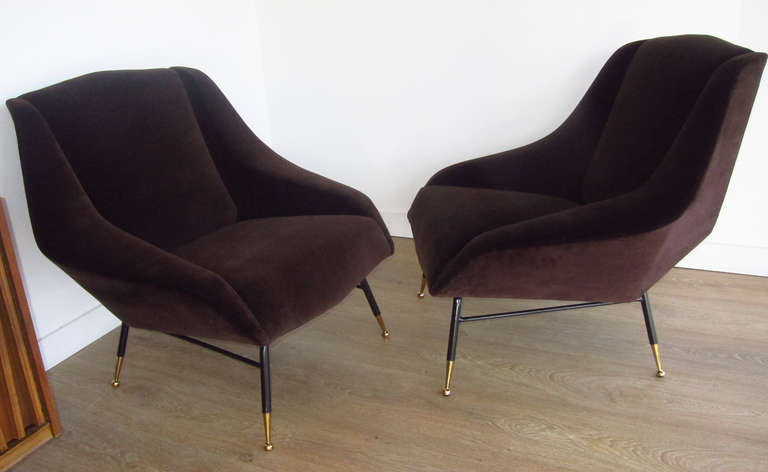 Pair of Italian 1950s armchairs, newly upholstered in brown chocolate velvet. Raised on four brass and black enameled legs with stretcher. Faceted form back with superb angular lines.