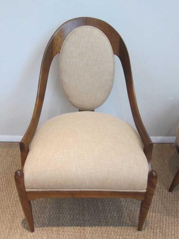 Pair of Spoon Back Chairs. In Excellent Condition In Miami, FL