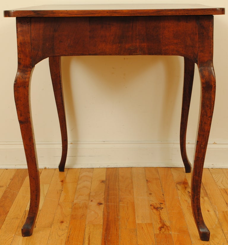 An Italian Rococo Period Walnut and Walnut Veneer 1-Drawer Side Table In Excellent Condition In Atlanta, GA