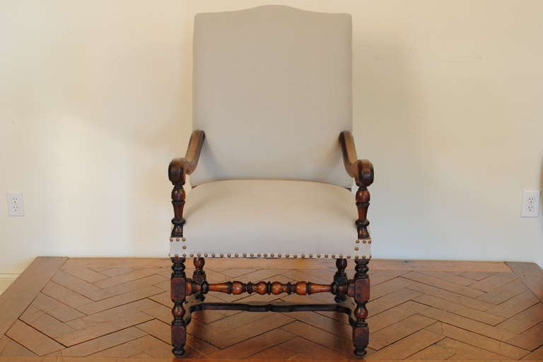 Walnut Fauteuil with Hexagonal Arm and Wonderful Stretcher, French Louis XIII In Excellent Condition In Atlanta, GA