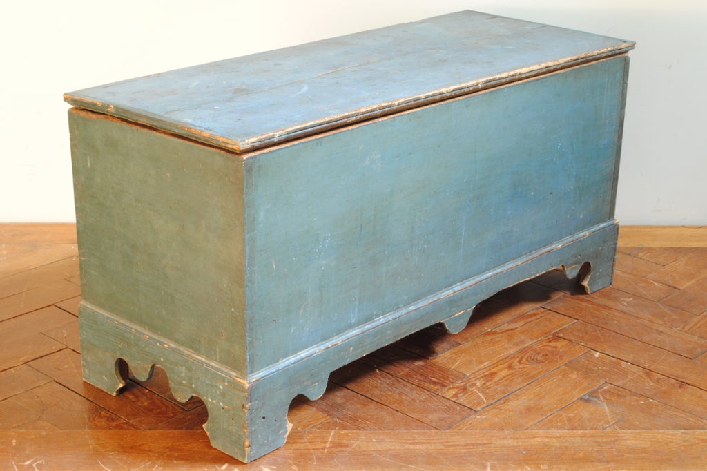 An 18th/19th Century American Blue Painted Trunk In Good Condition In Atlanta, GA