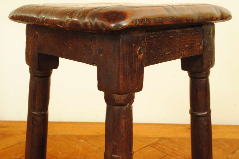 A Pair of English Walnut and Oak Joint Stools, Late 17th to Early 18th Century In Good Condition In Atlanta, GA
