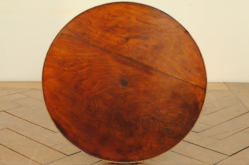 A 2nd Quarter 19th Century Circular Louis Philippe Walnut Table In Excellent Condition In Atlanta, GA