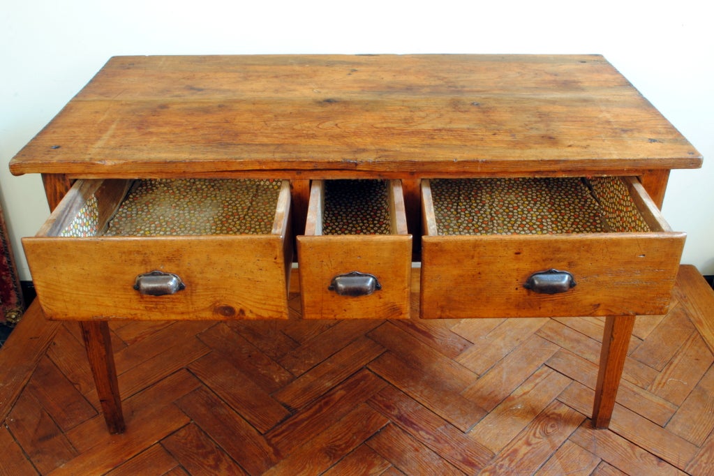 A French 19th Century Expandable Pinewood Kitchen Table 1