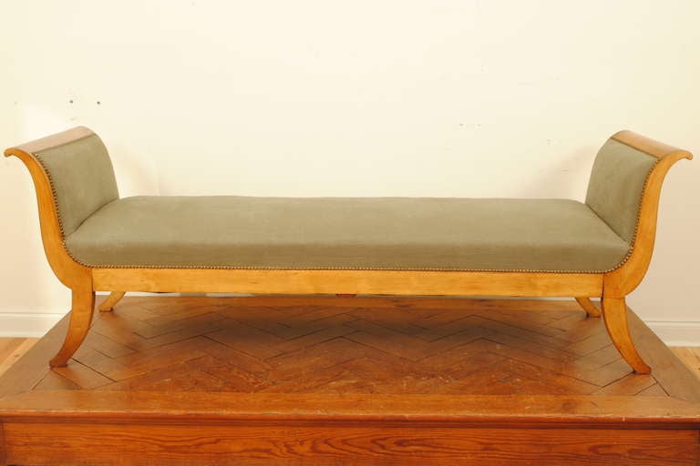 A French Neoclassical Style Maplewood Lit en Repos