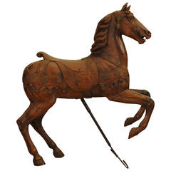 Cheval de manège allemand sculpté en noyer et décoré de laiton