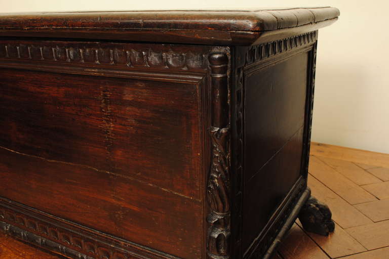 Walnut Casapanca with Pillars and Carved Feet, Genoa, 17th Century In Excellent Condition In Atlanta, GA
