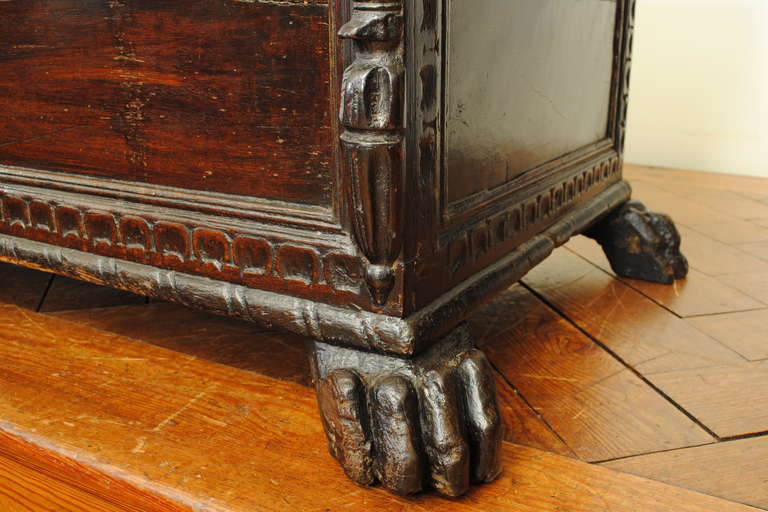18th Century and Earlier Walnut Casapanca with Pillars and Carved Feet, Genoa, 17th Century