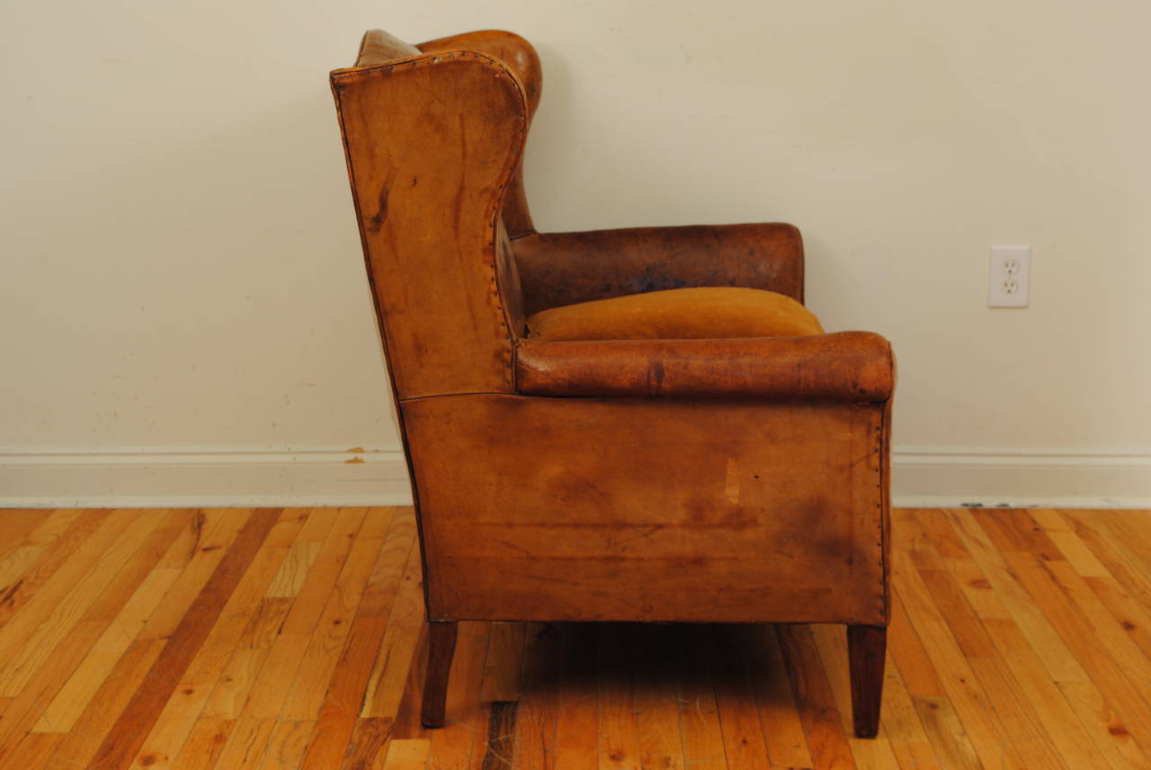 French Art Deco Leather and Velvet Upholstered Canapé in Walnut In Excellent Condition In Atlanta, GA