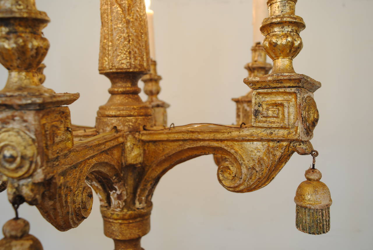 Italian Early 19th Century Neoclassical Carved Giltwood Six-Arm Chandelier 2