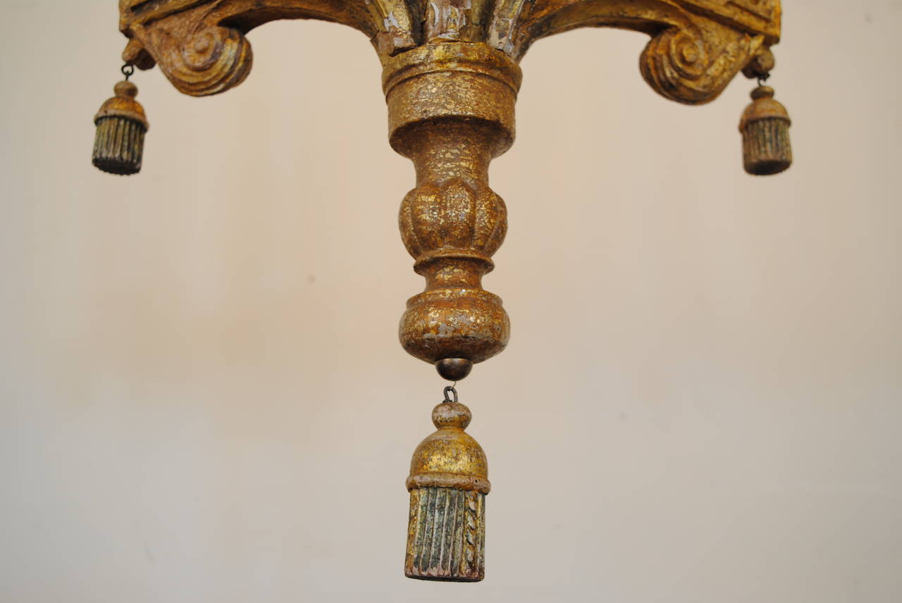 Italian Early 19th Century Neoclassical Carved Giltwood Six-Arm Chandelier 5