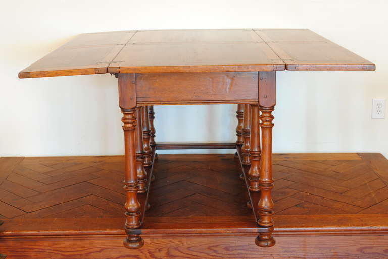 An English Elmwood 8-Leg Folding Table In Excellent Condition In Atlanta, GA