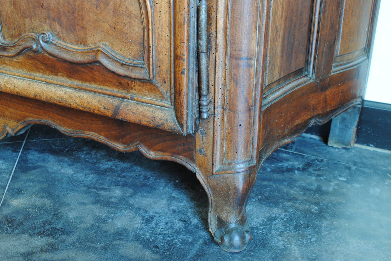 Rare Louis XIV/XV Period Carved Walnut Buffet, Marrone Fossilized Marble Top In Excellent Condition In Atlanta, GA