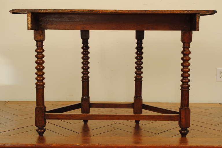 Italian Walnut, Early 18th Century, Scantonata Console Table 1