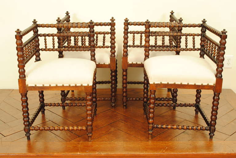 Unusual Set of Italian Turned Walnut Angled Chairs, 19th century In Excellent Condition In Atlanta, GA