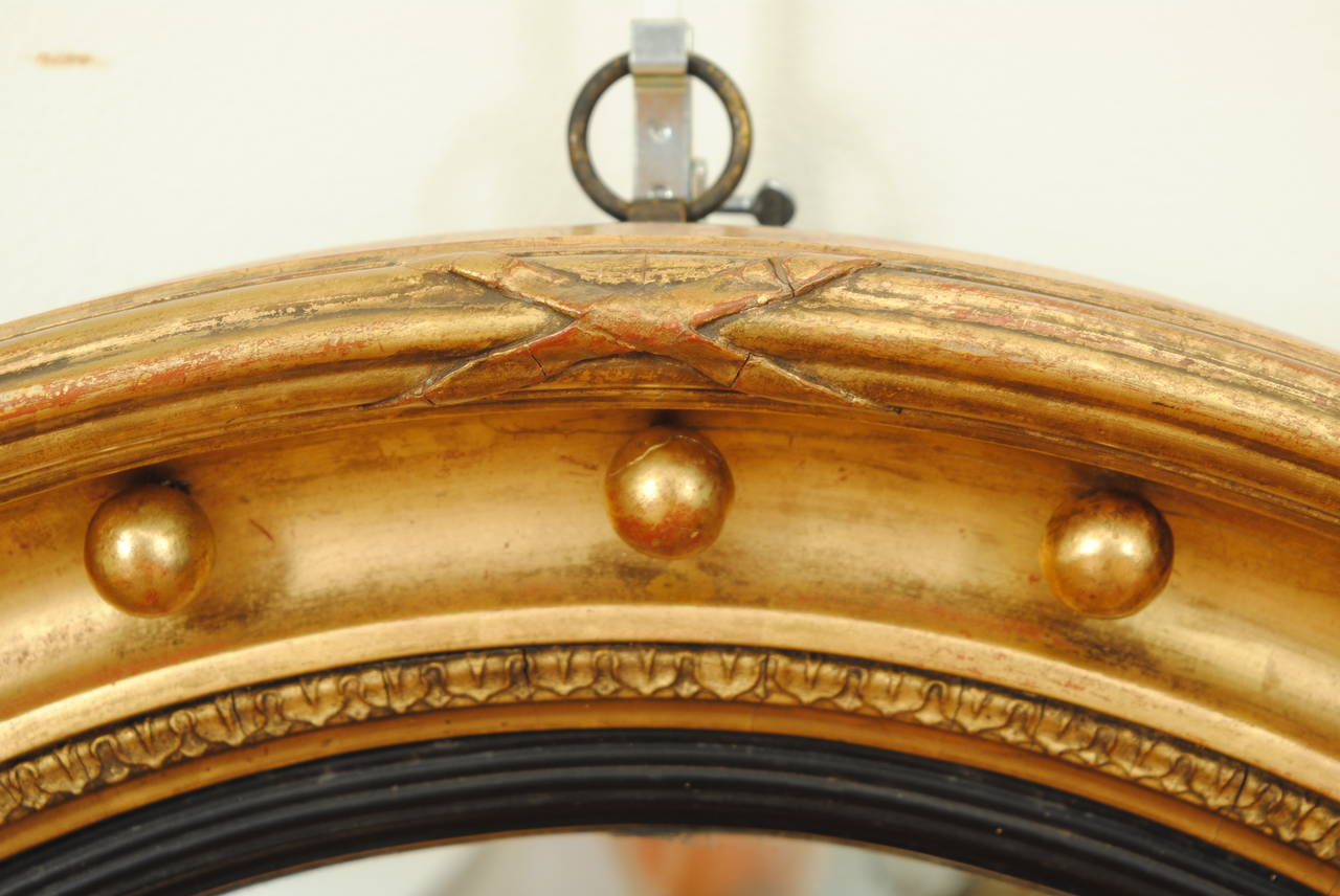 French, Neoclassical Round Giltwood Mirror with Original Convex Mirrorplate In Excellent Condition In Atlanta, GA