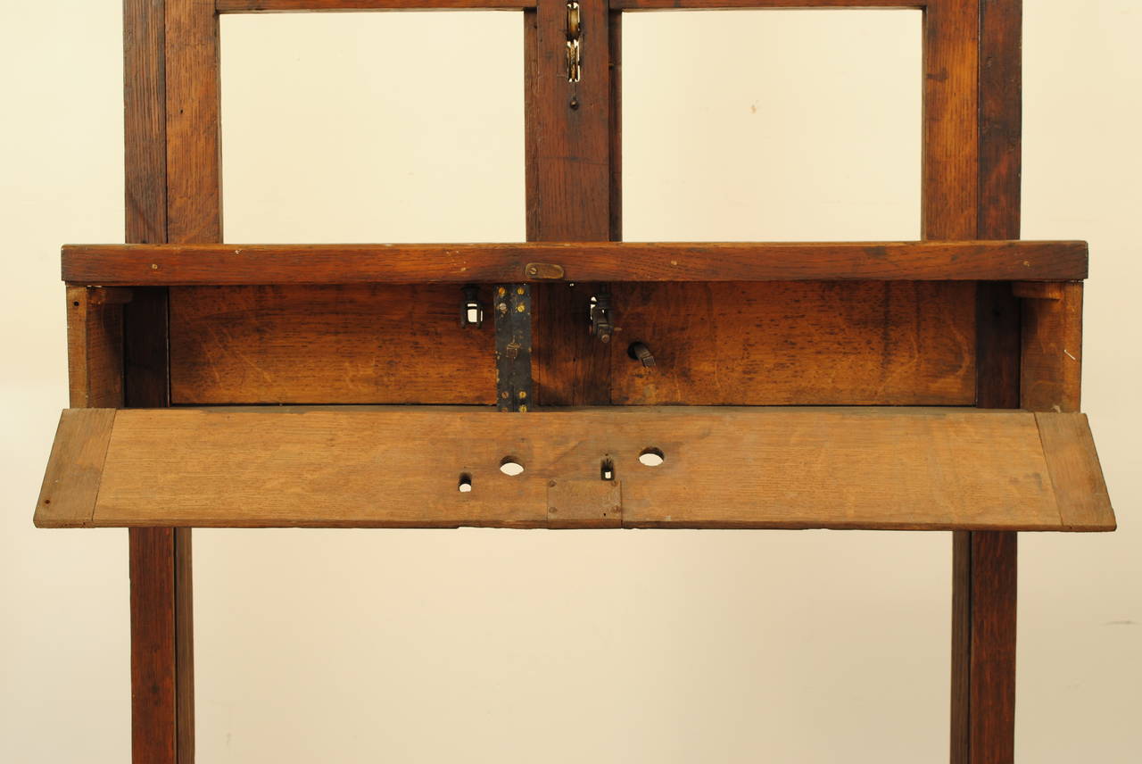 French, Adjustable Oak Artist’s Easel, Turn of the 20th Century In Excellent Condition In Atlanta, GA