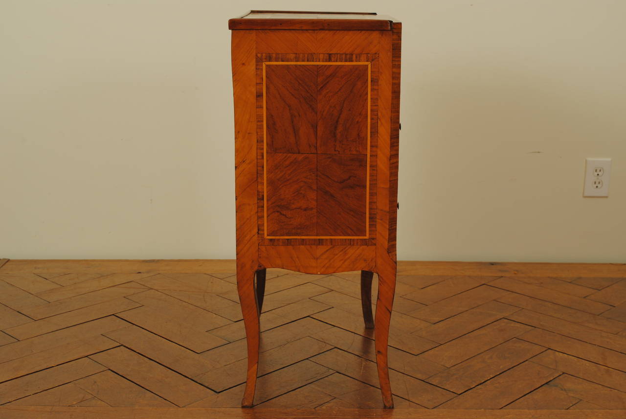 French Transitional Louis XV to Louis XVI Walnut Veneered Commode, ca.1775 In Excellent Condition In Atlanta, GA