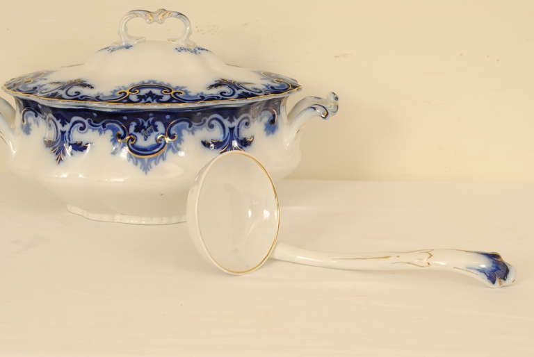 Porcelain A Handsome Set of 19th Century English Dinnerware