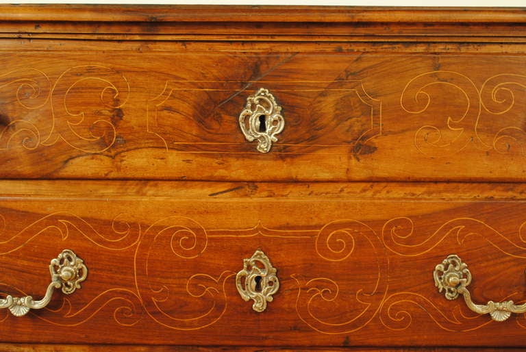 Northern Italian Walnut and Inlaid Four-Drawer Commode, Early 18th Century In Good Condition In Atlanta, GA