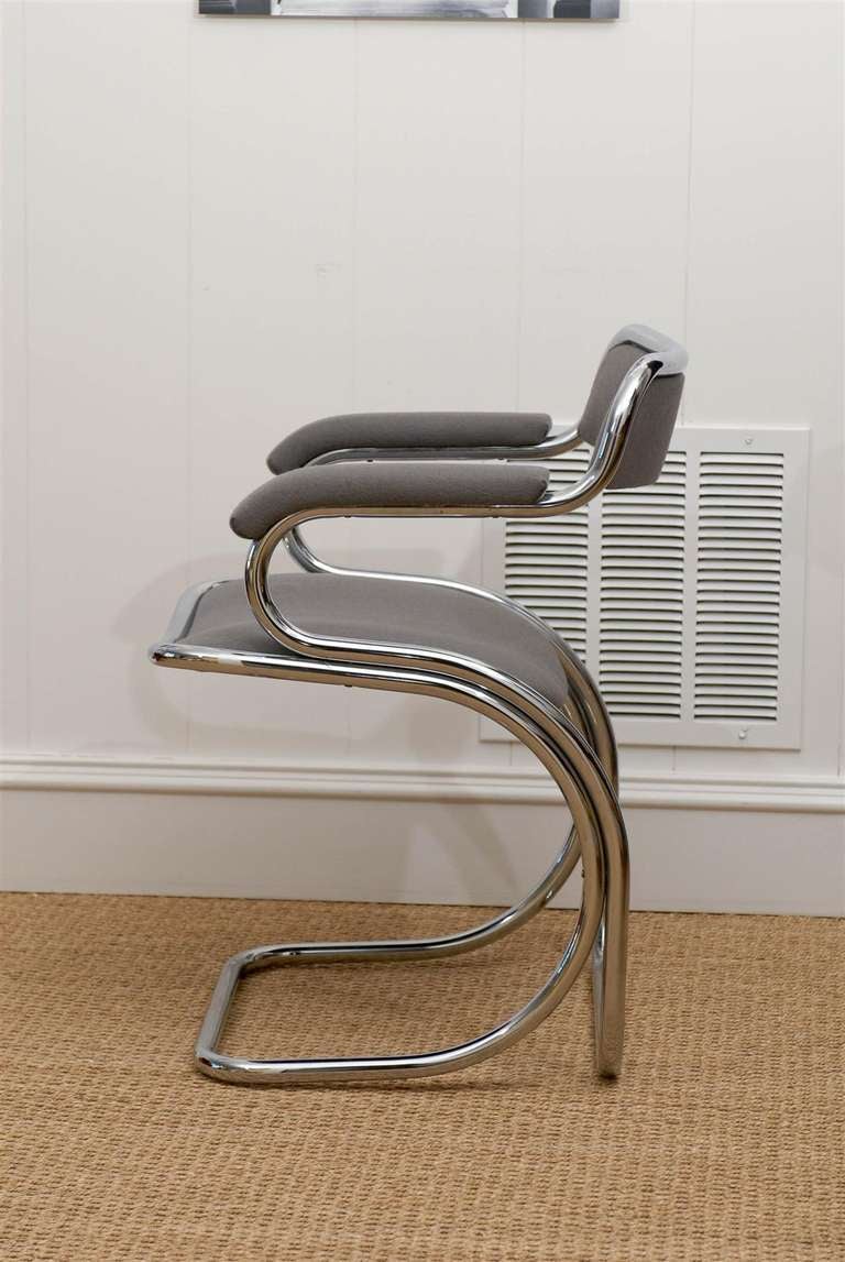 Chaise chromée grise