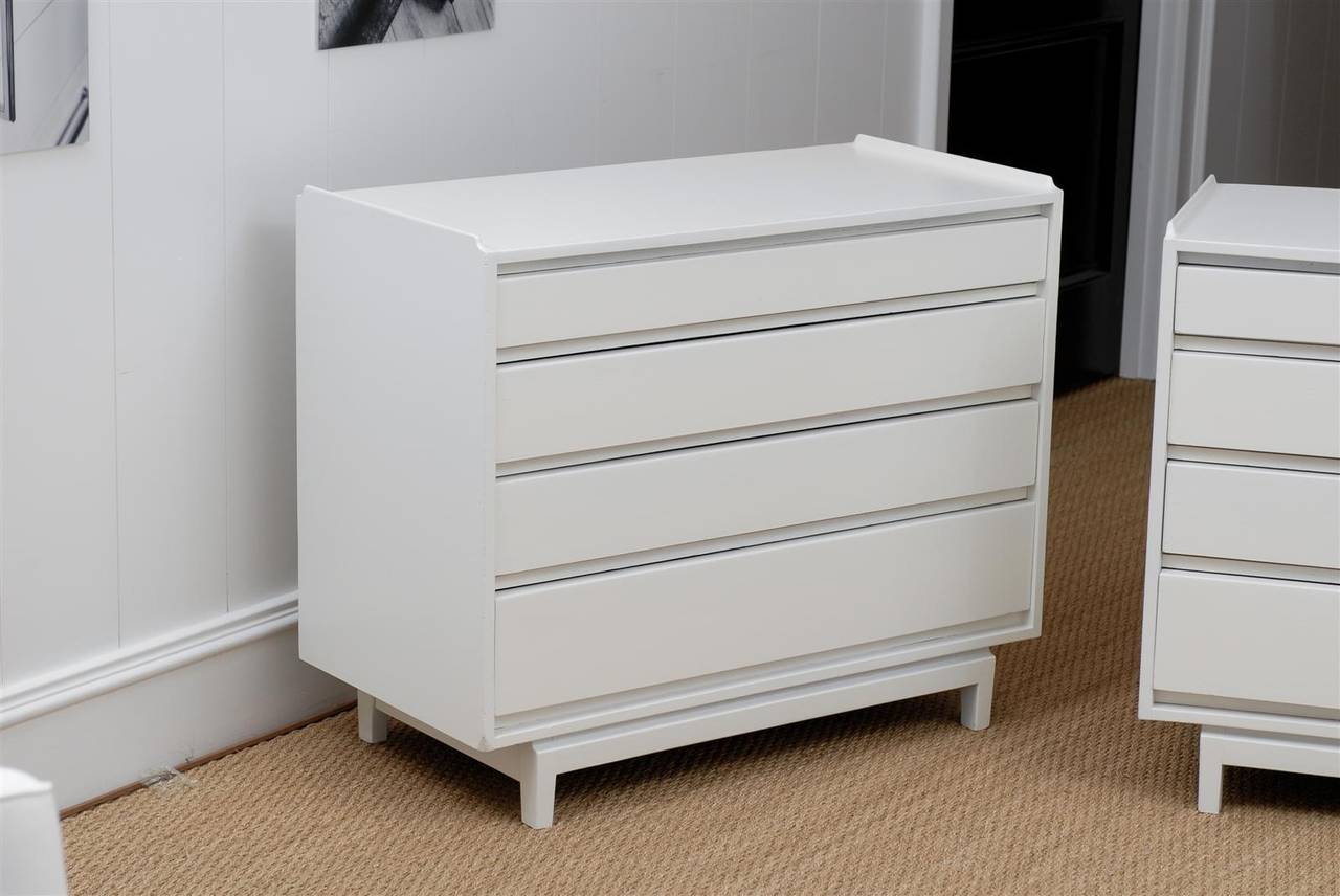 * Vintage
* Lacquered in matte gloss white
* 4 drawers
* Top drawer has 3 divisions