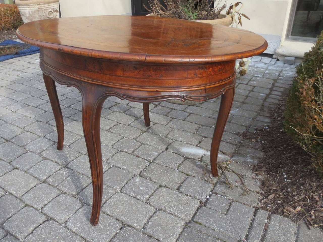 18th-19th Century, Italian Inlaid Oval Walnut Table In Good Condition In Atlanta, GA