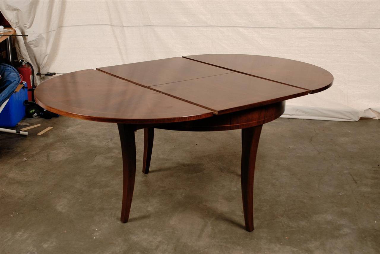 Late 19th/Early 20th Century Austrian Style Round Walnut Extension Dining Table In Good Condition In Atlanta, GA