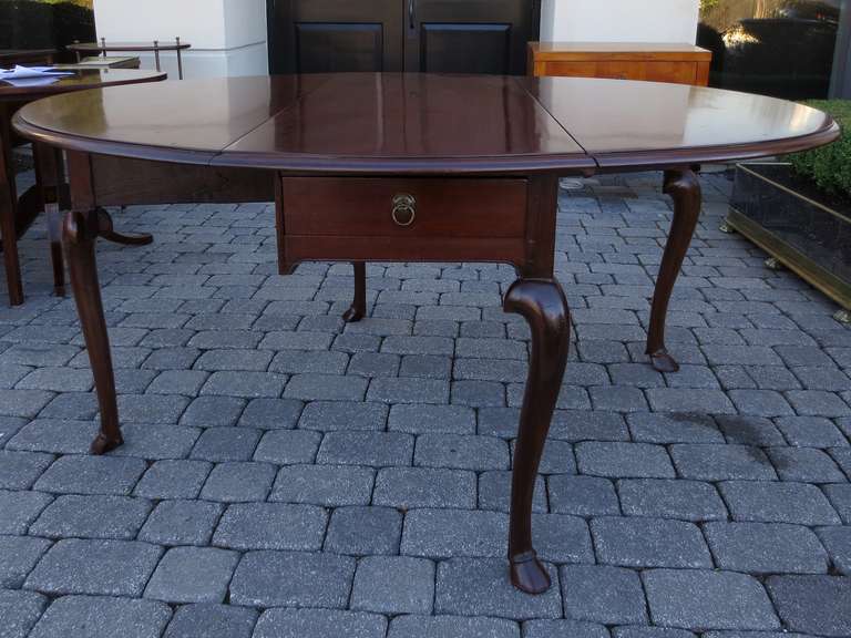 Late 18th-Early 19th Century Mahogany Drop Leaf Table For Sale 14
